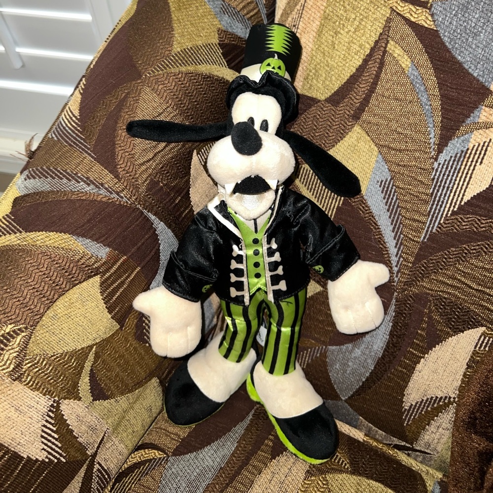 Halloween Vampire Goofy Plush Disney Store Stuffed Animal 11" Spooky Costume
